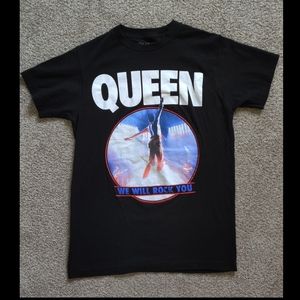 A black tee with a queen print!